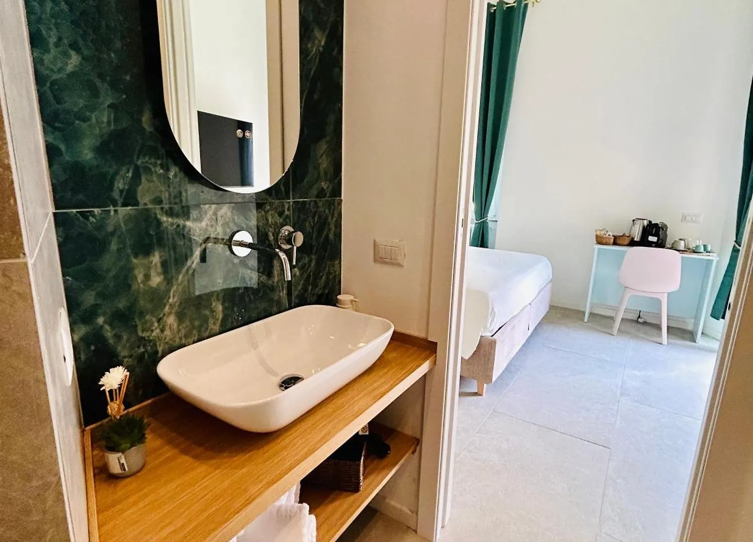 Aura Roma Hotel 0*, Rom